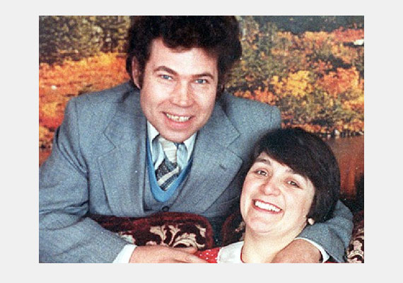 	Fred és Rosemary West 1967 és 1987 között legalább 11 nőt kínoztak és öltek meg otthonukban. '94-ben lepleződtek le, Rose-t életfogytiglanra ítélték, Fred pedig öngyilkos lett.