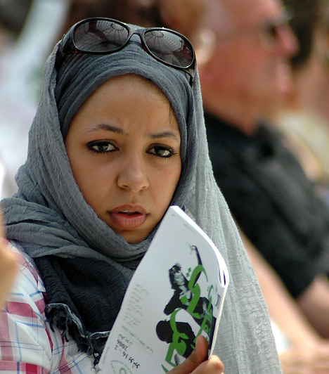 KendőkAz arab asszonyok hagyományosan nyakig csadorba öltözve jelenhetnek csak meg az utcán, azonban a fiatal, haladó szellemű egyetemista lányok ma már arcpirító módon festik magukat, és fedetlenül hagyják vonzó arcukat is.Kapcsolódó cikk:A 3 legolcsóbb úti cél 2009-ben »