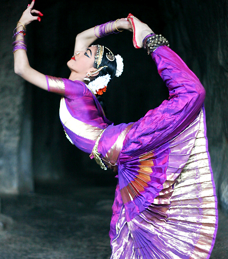 SzáriAz indiai nők hagyományos viselete a szári, ami felül szűkre szabott és testhez simul, alul azonban bő nadrágszoknyában folytatódik. A kacérabb táncosok a legnemesebb, tarka színes anyagokból készült ruhákban hódítanak, és fejükre nem tekernek kendőt.