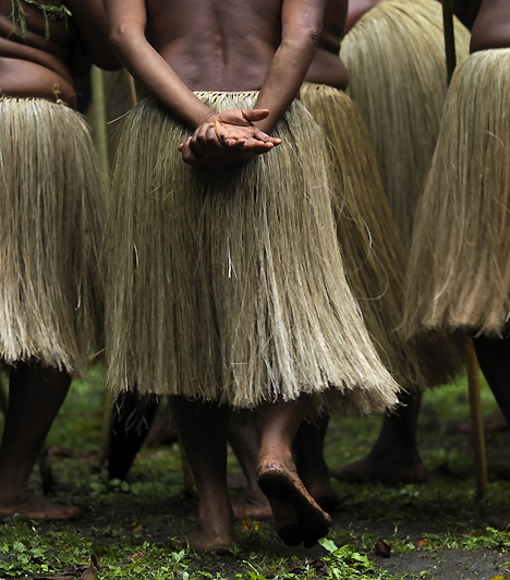 SzoknyaA szoknya vitathatatlanul az egyik legerotikusabb ruhadarab. Az afrikai törzsek asszonyai szalmából készítenek szoknyát maguknak, amelyek tánc közben hangsúlyozzák ritmusos csípőmozdulataikat, felül pedig rendszerint csupaszon hagyják testüket.