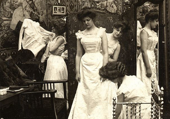 
                        	Viktória-korabeli menyasszonyi ruha - a leendő feleség éppen öltözködik.