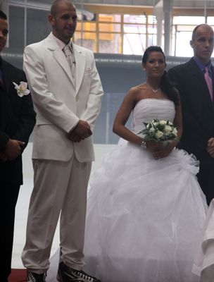 Márió csapattársai sorfalat álltak a vőlegény és a menyasszony bevonulásakor.