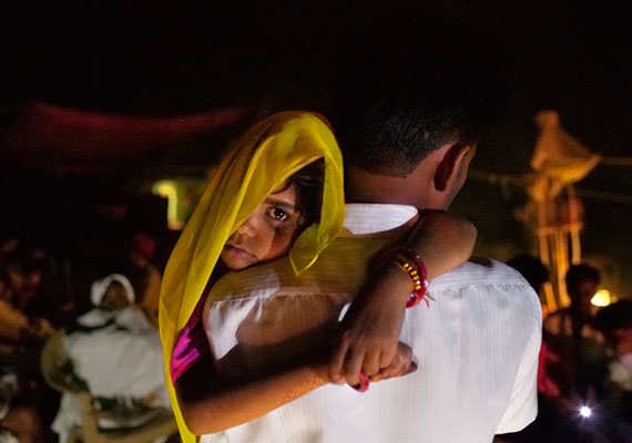  	Mivel Indiában tiltott a gyermekházasság, az éj leple alatt ütik nyélbe a ceremóniákat. Az ötéves Rajanit álmából felkeltve viszi nagybátyja az esküvőre. 