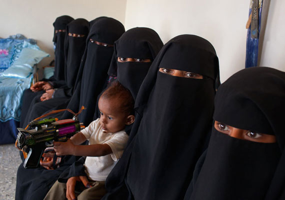  	Megilletődött jemeni feleségek.