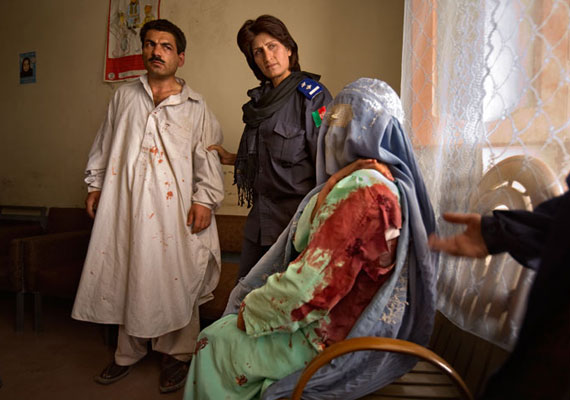  	A kandahari rendőrnő, Malalai Kakar őrizetbe vesz egy férfit, aki többször megkéselte 15 éves feleségét, mert az nem fogadott szót neki. Kakart később megölték a tálibok, a férfinak pedig semmilyen következményekkel nem kellett számolnia.