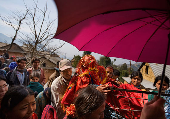 	16 éves nepáli Surita hiába tiltakozik az ellen, hogy leendő férjéhez szállítsák.