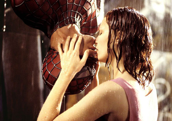	Pókember és szerelmének csókja a 2002-es filmben szintén az emlékezetesebbek közé tartozik.
