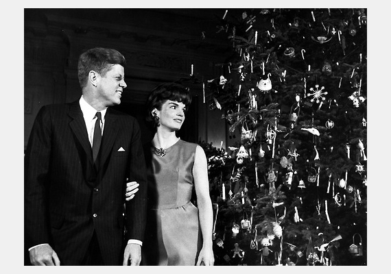 	John F. Kennedy és Jacqueline Bouvier szerelme sokáig példaértékűnek számított. Bár az egykori elnök nem volt a hűség mintaképe, felesége egészen tragikus haláláig kitartott mellette.