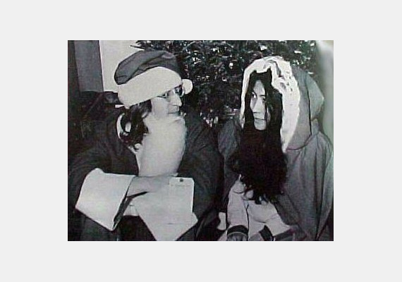 	John Lennon Mikulásnak, Yoko Ono pedig talán Máriának öltözve csücsül a fenyő alatt. Legendás szerelmüknek Lennon halála vetett véget, de az özvegy a mai napig őrzi férje emlékét.