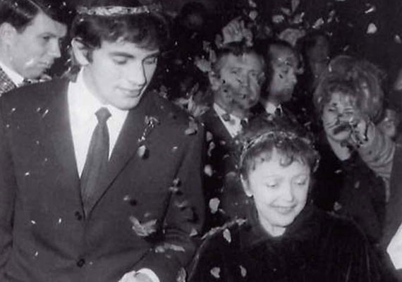 	Edith Piaf 1962-ben, 46 évesen, egy évvel a halála előtt ment hozzá a görög származású, 26 éves Théo Sarapo énekeshez, akivel többször is felléptek.
