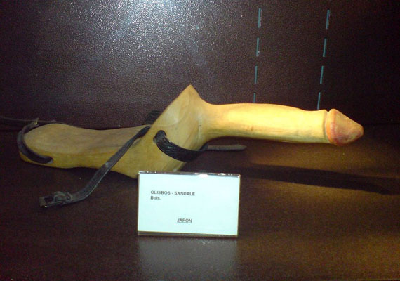 	Már a görögök is használták az olisbos nevű, fából vagy bőrből készült műpéniszt. Ez a darab a 19. századi Japánból származik.