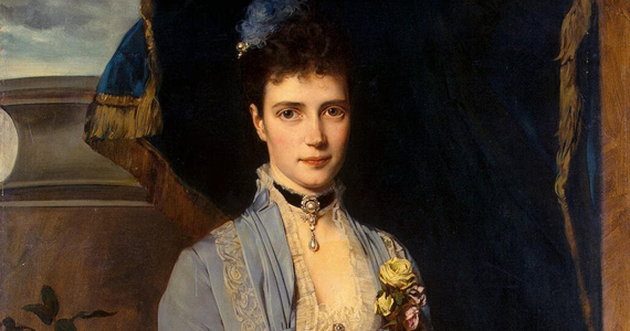 	Maria Feodorovna megkeserítette menye, Alexandra császárné életét. Mivel Alexandra sokáig nem tudott fiú örököst adni férjének, anyósa egyfolytában kritizálta, és ott alázta meg, ahol csak tudta. Többek között a koronaékszereket sem hordhatta, sőt, a családi megjelenéseken is csak anyósa mögött vonulhatott fel.