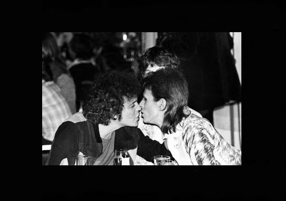 	Lou Reed és David Bowie sejtelmesen hajol egymáshoz 1973-ban. A kétértelmű jelenetnek Mick Rock fotós jóvoltából lehetünk szemtanúi.