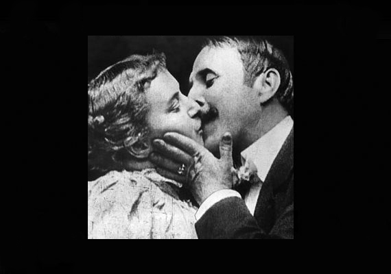 
                        	Az első mozgóképre rögzített csókjelenet John C. Rice-nak és May Irwinnek köszönhető. Thomas Edison alig több mint félperces filmjét 1896-ban mutatták be.