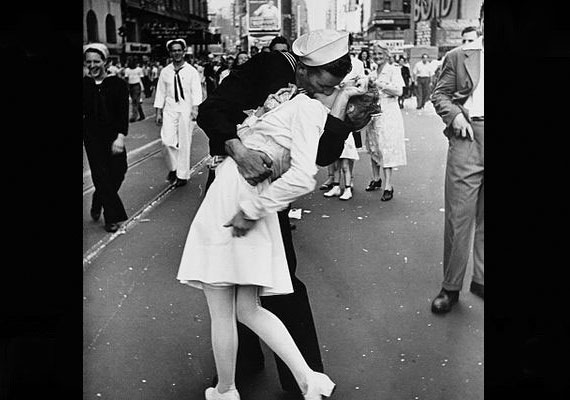 	Alfred Eisenstaedt 1945-ben, a Times Square-en készült fotója a háború lezárásának egyik szimbólumává vált. A sors iróniája, hogy a csók után pofon csattant a heves, ám kéretlen udvarló arcán.