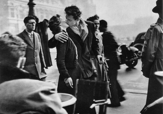 	Robert Doisneau Kiss by the Hotel de Ville című képe, 1950-ből.	 