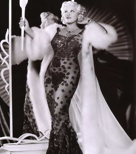 Mae WestA korai hangosfilm idején a sztárkultusz már létező dolog volt. A korszak egyik legismertebb ikonja a töltöttgalamb alkatú kebelcsoda, Mae West. A 30-as évek ismert színésznője  a vérforralóan buja táncosnőt testesítette meg, akinek a lába előtt hevertek a férfiak.Kapcsolódó cikk:Hollywood legszebb mellei »