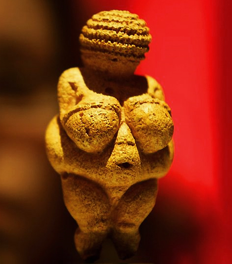 Willendorfi VénuszA történelem első nőalakja ez a 11 cm magas termékenységi szobrocska, amely jól tükrözi, hogy 24 ezer évvel ezelőtt mi számított erotikusnak. A dús keblek és a telt csípő meglehetősen távol áll a jelenlegi, feszesen karcsúvá sportolt sziluettől.