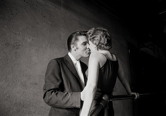 	Elvisnek nemcsak Priscillával készült magával ragadó csókos képe: Alfred Wertheimer A csók címmel készített róla fotót egy fotósorozat keretében. A nő személye sokáig ismeretlen volt, annyit lehetett tudni róla csupán, hogy egy rajongója. Mára kiderült, Barbara Graynek hívták. Csókjuk huncut és játékos volt.