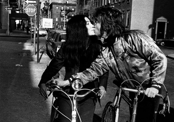 	Yoko Ono és John Lennon szerelme örök - ez a közös fotójuk, mely átlagembernek mutatja őket, szavak nélkül mesél a köztük lévő érzések harmóniájáról. 1970-ben készült a kép New Yorkban.