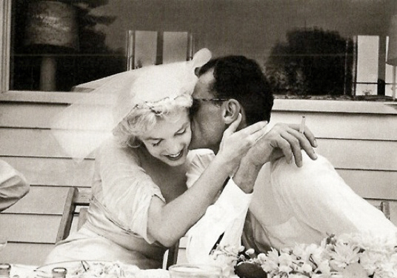 	Marilyn Monroe és Arthur Miller fotója tündérmesébe illő jelenetet örökített meg, még ha öt év múlva, 1961-ben el is váltak egymástól.
