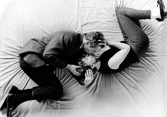 	Paul Newman és Joanne Woodward fotója csordultig van szerelemmel. A képet Melville Shavelson készítette 1963-ban egy filmforgatáson. Szemmel láthatóan nem véletlen, hogy ez a legendás csók került a 2013-as cannes-i filmfesztivál plakátjára.