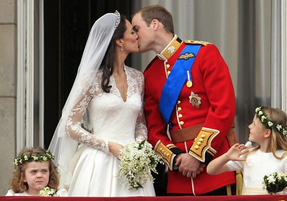 	Végül, de nem utolsósorban Katalin hercegnő és Vilmos csókja 2011. április 29-i esküvőjükről. Akár egy mesebeli hercegi pár, és azóta már második gyermeküket várják.