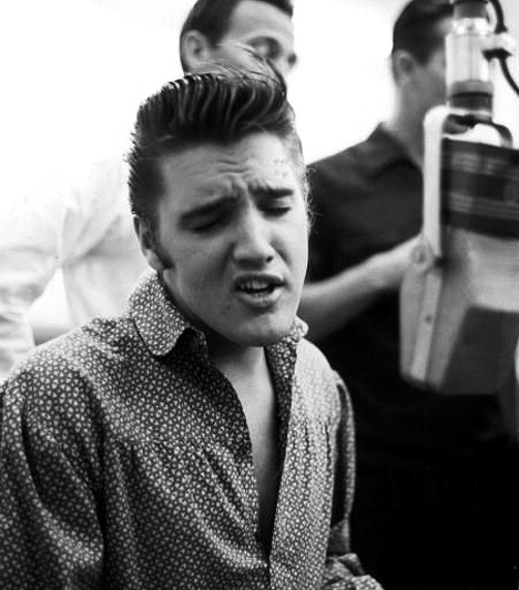Elvis PresleyA rock halhatatlan királya 1956-ban robbant be a köztudatba. Ettől kezdve sikoltozó lányok, és Elvis frizurát viselő fiatalok milliói rajongtak érte, hiszen nemcsak egy új zenei stílust, de ideált is teremtett.Kapcsolódó cikk:Legendás szívtiprók szörnyű leépülései »