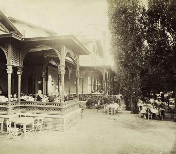  	Egykor a Margitszigeten működött a képen látható Kisszálló, aljában a Felső Vendéglővel.  	1880-1890 közt, Klösz György
