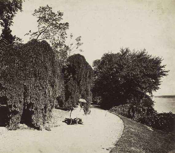 	Ma itt nemcsak randik zajlanak, de futók is róják a köröket.	1880-1890 közt, Klösz György
