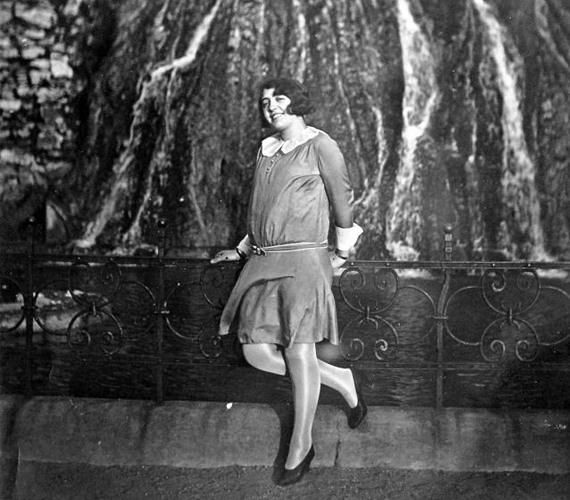 	Egy fiatal hölgy a Margitszigeten.	1933