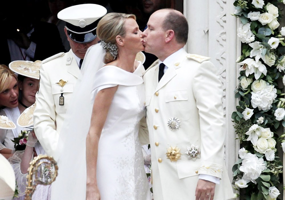 	Nem sokkal Vilmos és Kate fogadalomtétele után a híresen nagy nőcsábásznak, Albert hercegnek is bekötötték a fejét. Charlene Wittstock úszónővel szintén 2011-ben keltek egybe.