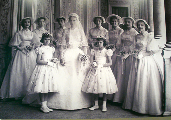 	Szintén egy világhírű esküvői kép, ahogyan Grace Kelly a koszorúslányok körében álldogál. A fekete-fehér fotó 1956-ban készült.