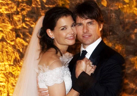 	Katie Holmes és Tom Cruise viharosan kialakult románcát 2006-ban gyors esküvő követte, amelyen mindenki ott volt, aki számít. Ma már nincsenek együtt, de frigyük emlékét lányuk, Suri és a mesés esküvői kép őrzi.