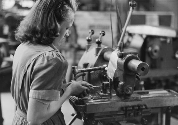 	Nemcsak a híd újjáépítésében résztvevő nők, de a gyári munkásnők is keményen dolgoztak nap mint nap - 1949.