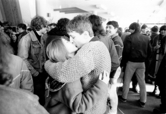 	1984-ben egy percre megállt az idő, amikor ez a helyes pár szenvedélyes csókot váltott a tömegben.