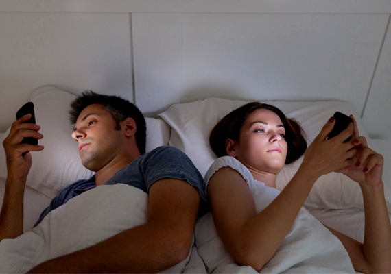 Mobiltelefonok
                        Nem mindegy, hol éjszakázik a telefon. Sajnos az okostelefon az egyik legnagyobb párkapcsolati méreg, ha az ágy közelébe kerül, útját állhatja a szeretkezésnek is.