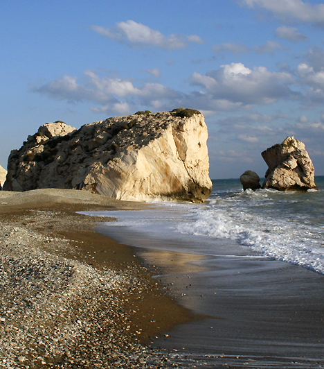 Afrodité sziklája - CiprusA tengerparti szexre szinte végtelen számú helyet választhattok, de az egyik legromantikusabb kétségtelenül Ciprus partjainál található. A mitológia szerint Perta tu Romiou az a hely, ahol a szépség istennője kiemelkedett a habokból, nem csoda hát, ha itt járva olthatatlan vágyat érezz, hogy elnyújtózzatok a homokban.