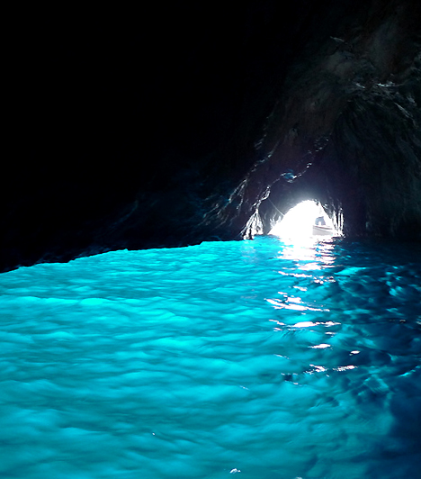 Kék barlang - CapriA Capri szigetén található Kék barlang a világ egyik legszebb víz alatti barlangja. Bár bizonyos felvetések szerint a Római Birodalom idején orgiák színhelye lehetett a világító kék vizű hely, ma csak kifejezetten kalandvágyó szeretők élhetnek át itt gyönyöröket. Napközben gondolás idegenvezetőkkel látogatják a helyet a turisták, de ha kellőképpen bevállalósak vagytok, megpróbálhatjátok a különös kalandot.