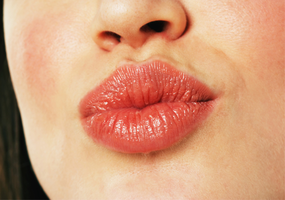 	A szexi női arc szépségét a telt ajkak is adják. Ha a száj alsó és felső része egyaránt dús, akkor a férfi garantáltan elcsábul.