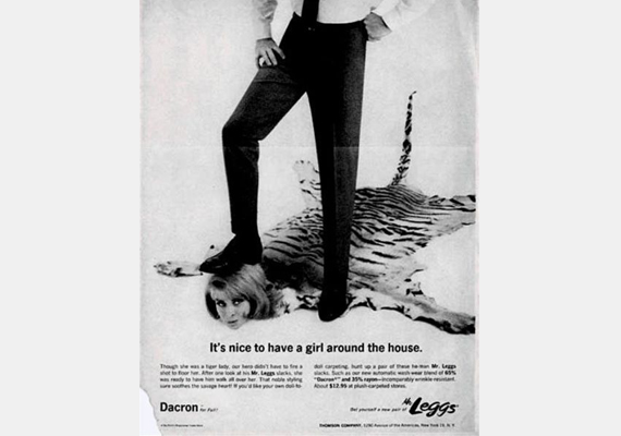 
                        	Jó, ha van egy nő a háznál - mondja a reklám, a rajta szereplő, csak derékon alul látható férfi pedig közben kényelmesen pihenteti a lábát egy női fejen.