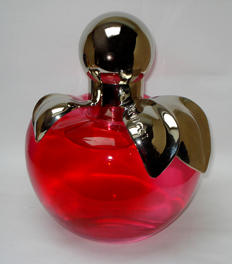  	Érzéki parfüm  	Az illatok mágikus erővel keltik életre a szexualitást. Használd az aromák erejét, és fokozd partnered izgalmát egy csepp vadító parfümmel! Válassz olyan illatot, ami kihangsúlyozza egyéniségedet, és mély, karakteres aromájával felizzítja a szenvedélyt. 	 	Kapcsolódó cikk: 	A 3 legérzékibb illat buja éjszakákhoz »