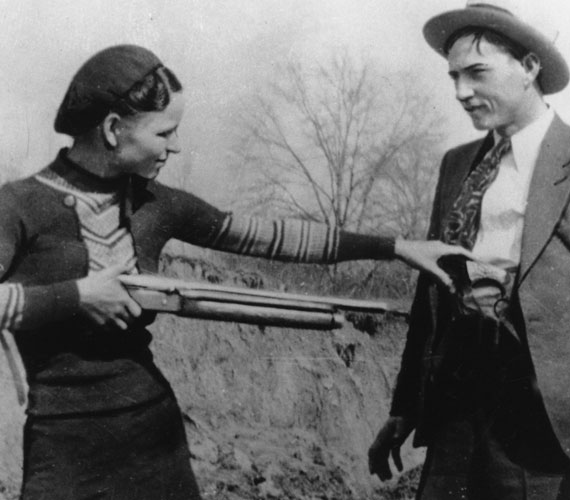 	Clyde Barrow és Bonnie Parker	A párost, amely együtt élt és rabolt, és amelyet gyilkosságért, emberrablásért, rablásért és autólopásért köröztek hosszú időn át, végül 1934-ben, Louisianában sikerült lefegyvereznie a rendőröknek.	 