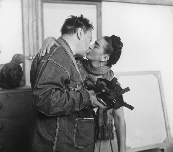 	Diego Rivera és Frida Kahlo	A két elismert mexikói művész szerelme híresen nagy volt és mély, a pár mégis szabadon kezelte a házasság intézményét, és mindketten folytattak viszonyt szeretőikkel. Ez a fajta szabadság azonban váláshoz vezetett 1940-ben, de egy évre rá már ismét egy párt alkottak.	 