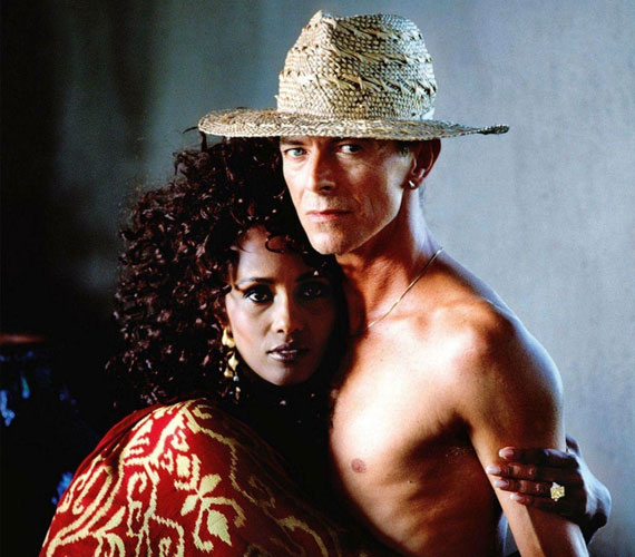 	David Bowie és Iman	A szomáliai származású szupermodellt 1992-ben vette feleségül a legendás rocksztár, David Bowie. Iman az első fekete bőrű modell, aki a divatszakma élvonalába tartozott, utat törve ezzel a nyomdokain haladó többi fekete szépségnek. Emellett ő indította el az első, kimondottan színes bőrű nőknek készülő elit kozmetikumokat is.	 