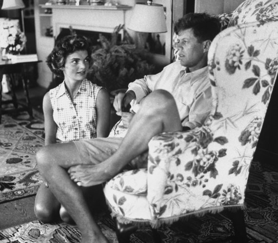 	John F. Kennedy és Jacqueline Bouvier Kennedy	Kennedy Amerika virágkorában kormányozta az országot Jacqueline-nel az oldalán, amikor minden lehetségesnek tűnt, és látszólag semmi nem állíthatta meg az Egyesült Államok fejlődését. A legendás és ikonikussá vált párosnak két gyermeke született. Ám házasságuk nem a hűségről volt ismert, hiszen az elnök köztudottan több viszonyt is folytatott, többek között a filmcsillaggal, Marilyn Monroe-val.	 
