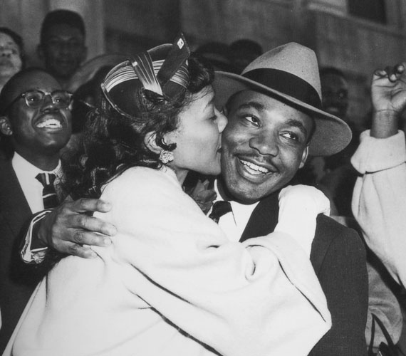	Martin Luther King és Coretta Scott King	A történelem egyik legjelentősebb emberjogi harcosa még a főiskola alatt ismerte meg későbbi feleségét, a gyönyörű énekesnőt, aki mindvégig mellette állt politikai pályafutása során. Majd az 1968-as merénylet után a négy gyerekkel egyedül maradt özvegy átvette férje helyét az afroamerikaiak egyenjogúságáért folytatott harcban.	 