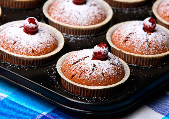 	Meggyes muffin	Az örök klasszikus, a muffin természetesen Bálint-napon is elmaradhatatlan finomság, a sütik tetején hetykén díszelgő meggyek pedig biztosan incselkedésre ingerlik majd párodat, próbáld ki!