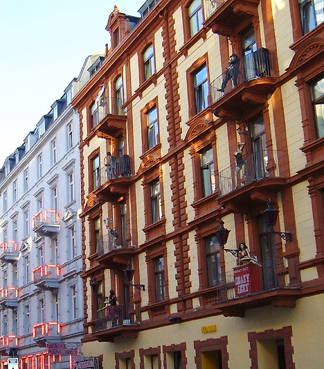  	Frankfurt  	A látványos díszítés egy frankfurti bordélyház erkélyén található. Németországban számos működő vöröslámpás negyed van, és bár a turistáknak először rögtön Hamburg ugrik be a prostitúcióval kapcsolatban, a frankfurti is igen színvonalas.