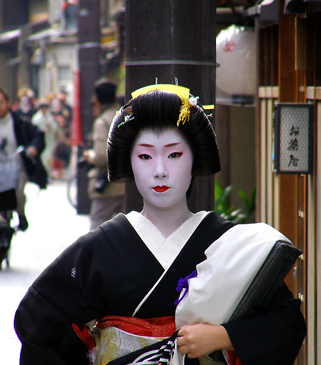 KiotóA város a mai napig őrzi az ősi japán hagyományokat, így szinte az egyetlen hely az országban, ahol teljes díszbe öltözött gésatanoncokra lehet lelni. Bár a történelem során számtalanszor betiltották működésüket, a gésák teaházai valójában nem azonosak a bordélyházakkal, ugyanis esetükben a személyes választáson múlik, hogy szexuális szolgáltatást is nyújtanak-e.